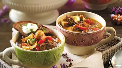 Gulaschsuppe mit Röstbrot-Chips Rezept - Foto: LECKER @ Bauer Media Group