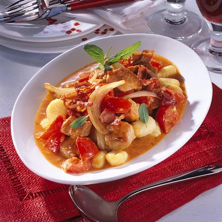 Gulaschtopf mit Gnocchi Rezept Gulaschtopf mit Gnocchi Rezept