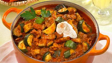 Gulaschtopf mit Zucchini Rezept - Foto: LECKER @ Bauer Media Group