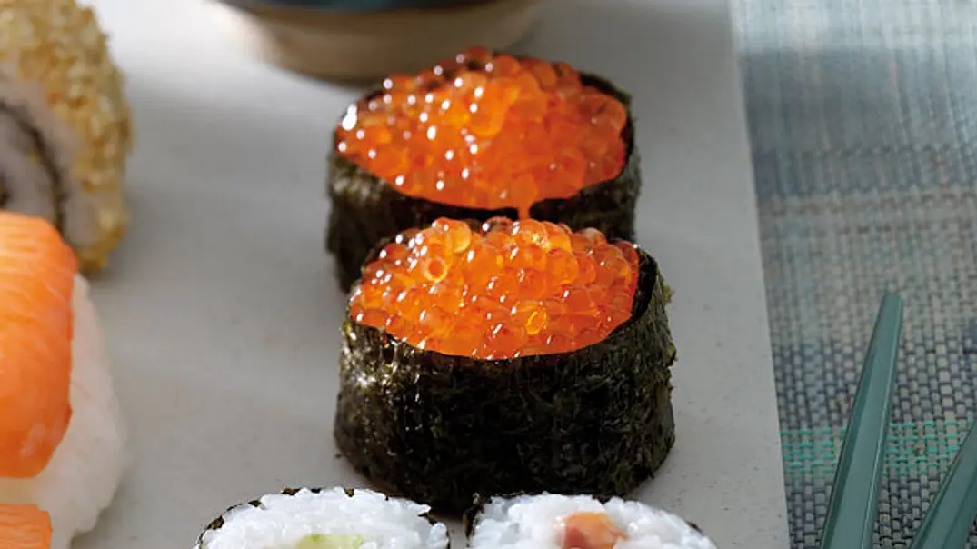 Sushi mit orangenem Forellenkaviar.  - Foto: LECKER @ Bauer Media Group