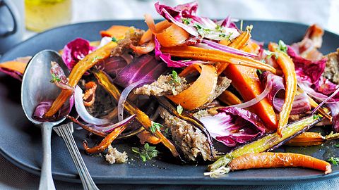 Günstig abroggen: Möhrensalat mit Brotcrunch Rezept - Foto: House of Food / Bauer Food Experts KG