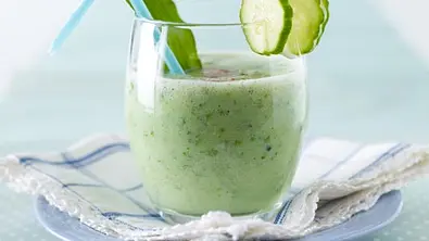 Herzhafter Gurken-Buttermilch-Drink dekoriert in einem Glas mit einigen Scheiben Gurken und Bärlauch. - Foto: LECKER @ Bauer Media Group