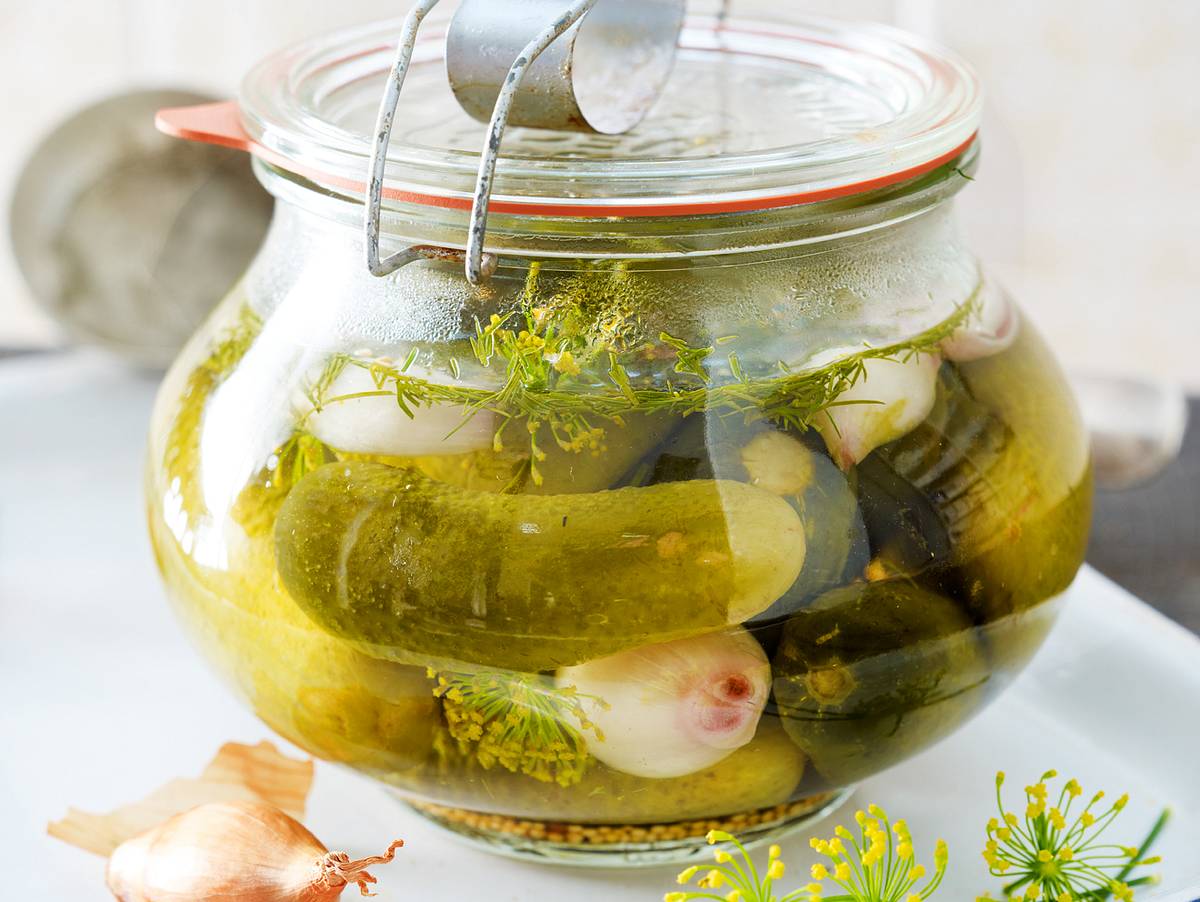 Eingelegte Gurken in einem bauchigen Weckglas mit Glasdeckel und Bügelverschluss