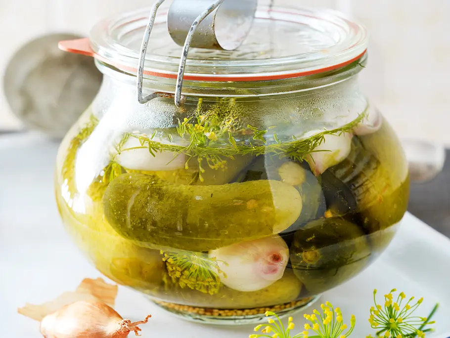 Eingelegte Gurken Eingelegte Gurken in einem bauchigen Weckglas mit Glasdeckel und Bügelverschluss