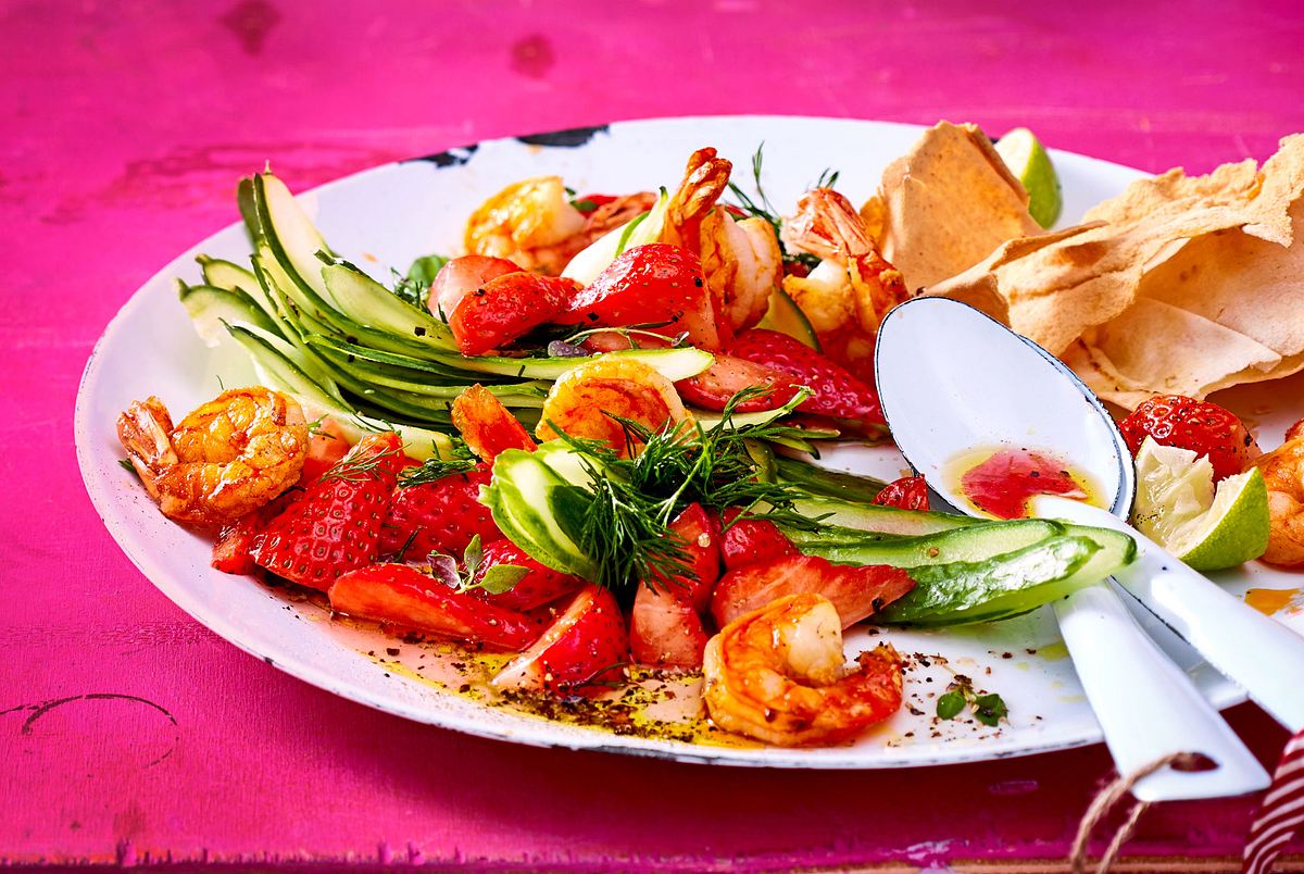 Gurken-Erdbeer-Salat mit Garnelen Rezept