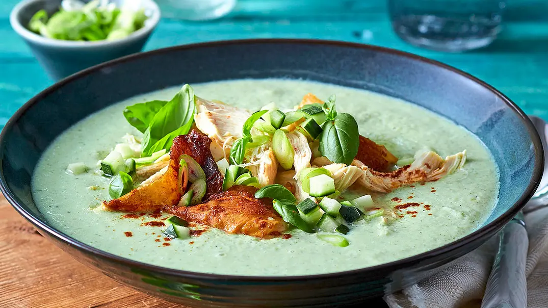 Gurken-Gazpacho mit Brathähnchen-Topping Rezept - Foto: LECKER @ Bauer Media Group Gurken-Gazpacho mit Brathähnchen-Topping Rezept - Foto: LECKER @ Bauer Media Group