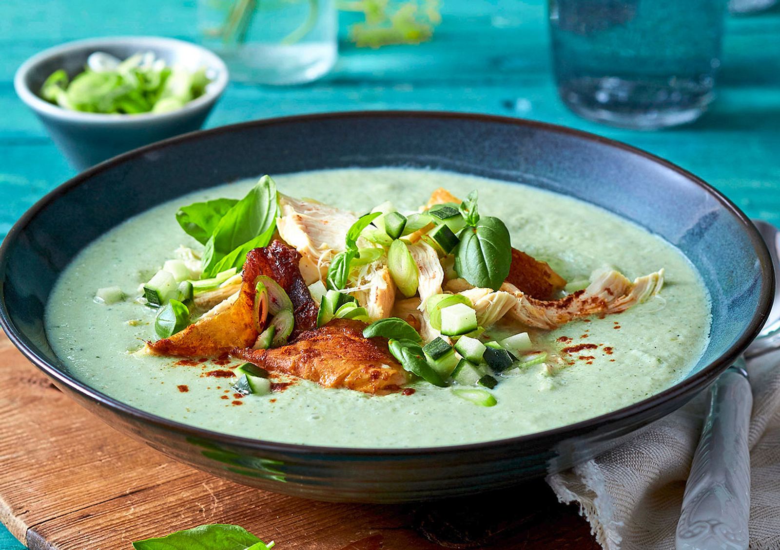 Gurken-Gazpacho mit Brathähnchen-Topping Rezept | LECKER
