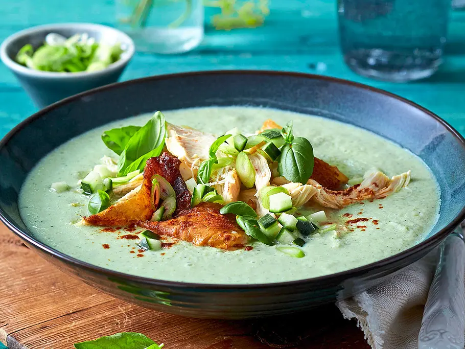 Gurken-Gazpacho mit Brathähnchen-Topping Rezept Gurken-Gazpacho mit Brathähnchen-Topping Rezept