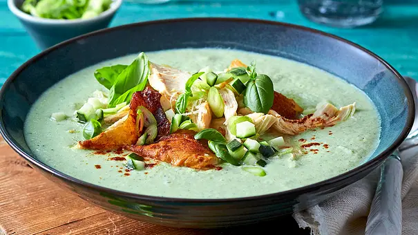 Gurken-Gazpacho mit Brathähnchen-Topping Rezept - Foto: LECKER @ Bauer Media Group Gurken-Gazpacho mit Brathähnchen-Topping Rezept - Foto: LECKER @ Bauer Media Group