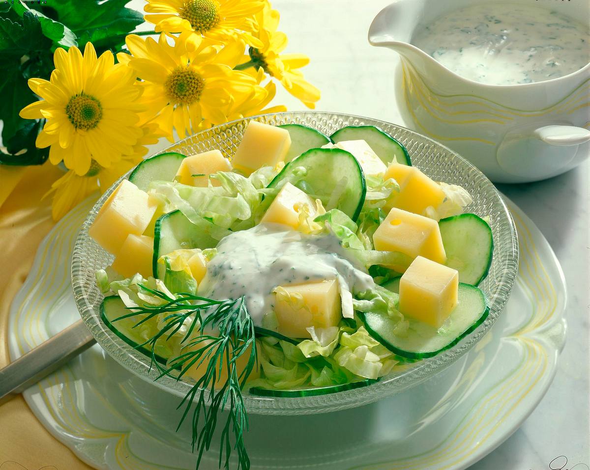 Gurken-Käse-Salat mit Joghurt-Dill-Soße Rezept