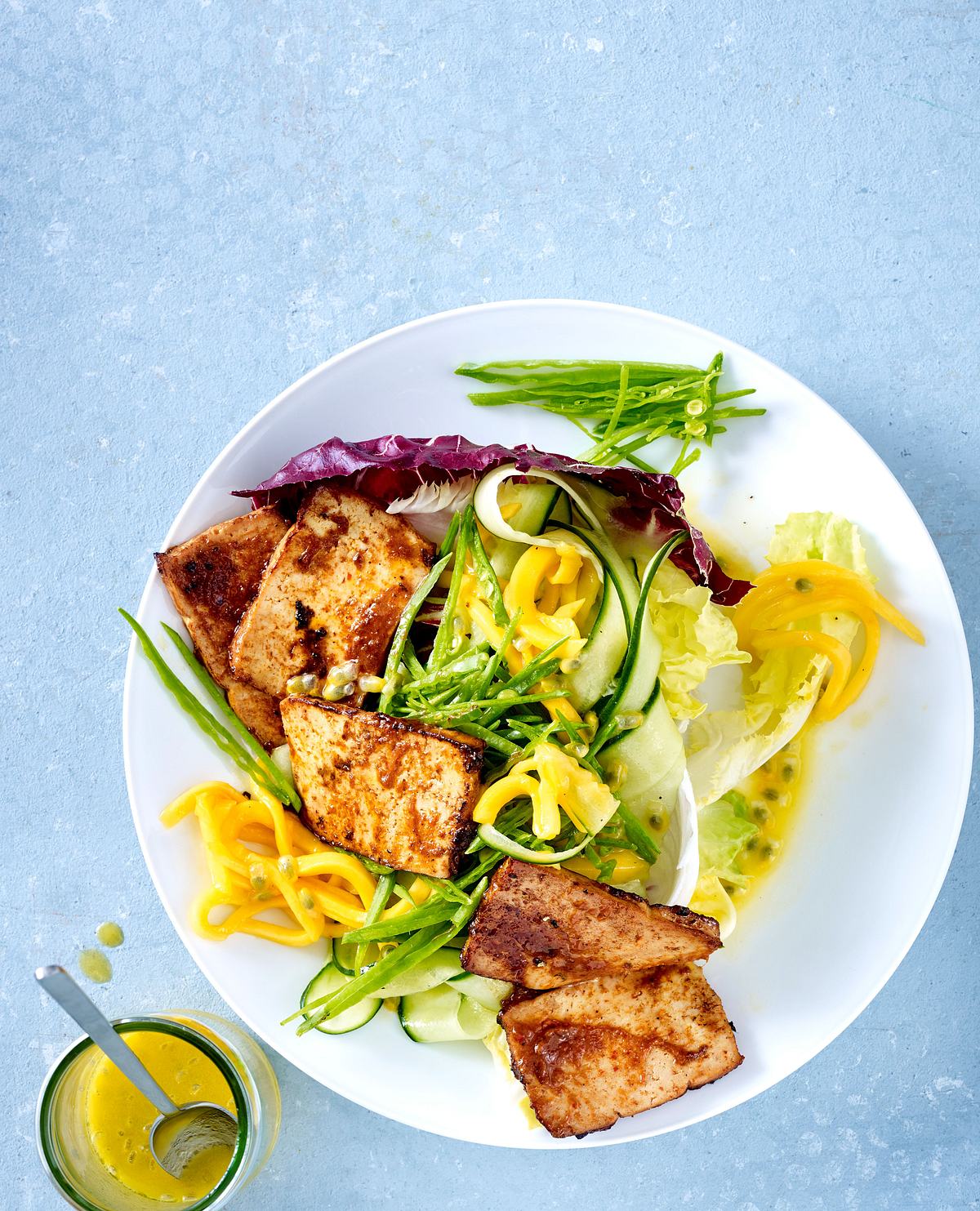 Gurken-Mango-Salat mit mariniertem Räuchertofu Rezept