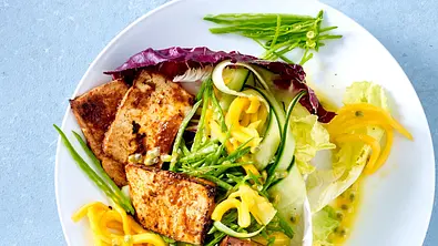 Gurken-Mango-Salat mit mariniertem Räuchertofu Rezept - Foto: LECKER @ Bauer Media Group