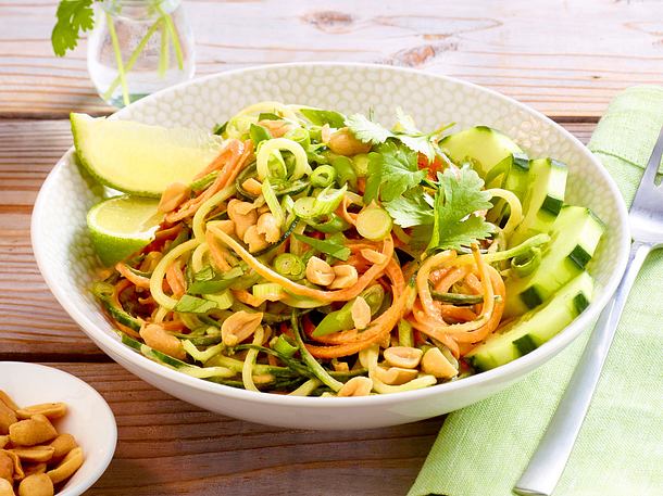 Gurken-Nudeln mit Erdnuss-Soße Rezept