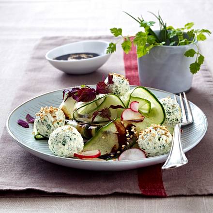 Gurken-Radieschen-Salat mit Kräuter-Frischkäsebällchen in Sesamsoße Rezept Gurken-Radieschen-Salat mit Kräuter-Frischkäsebällchen in Sesamsoße Rezept