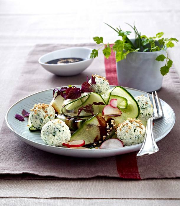 Gurken-Radieschen-Salat mit Kräuter-Frischkäsebällchen in Sesamsoße ...