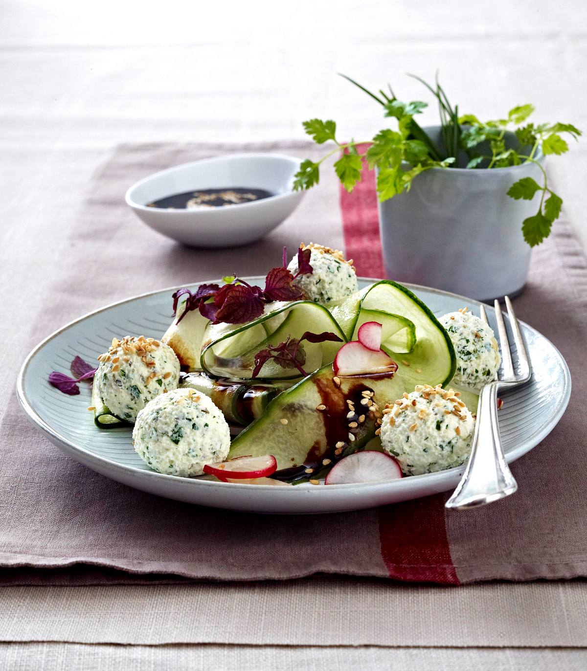 Gurken-Radieschen-Salat mit Kräuter-Frischkäsebällchen in Sesamsoße Rezept