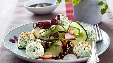 Gurken-Radieschen-Salat mit Kräuter-Frischkäsebällchen in Sesamsoße Rezept - Foto: LECKER @ Bauer Media Group
