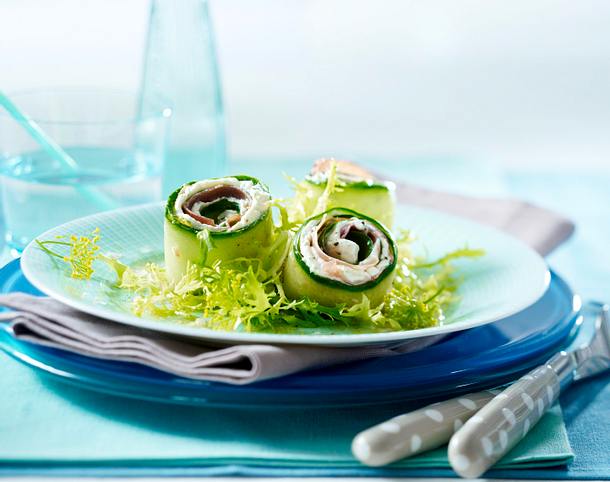Gurken-Schinkenröllchen mit Dillfrischkäsecreme auf Friséesalat Rezept Gurken-Schinkenröllchen mit Dillfrischkäsecreme auf Friséesalat Rezept