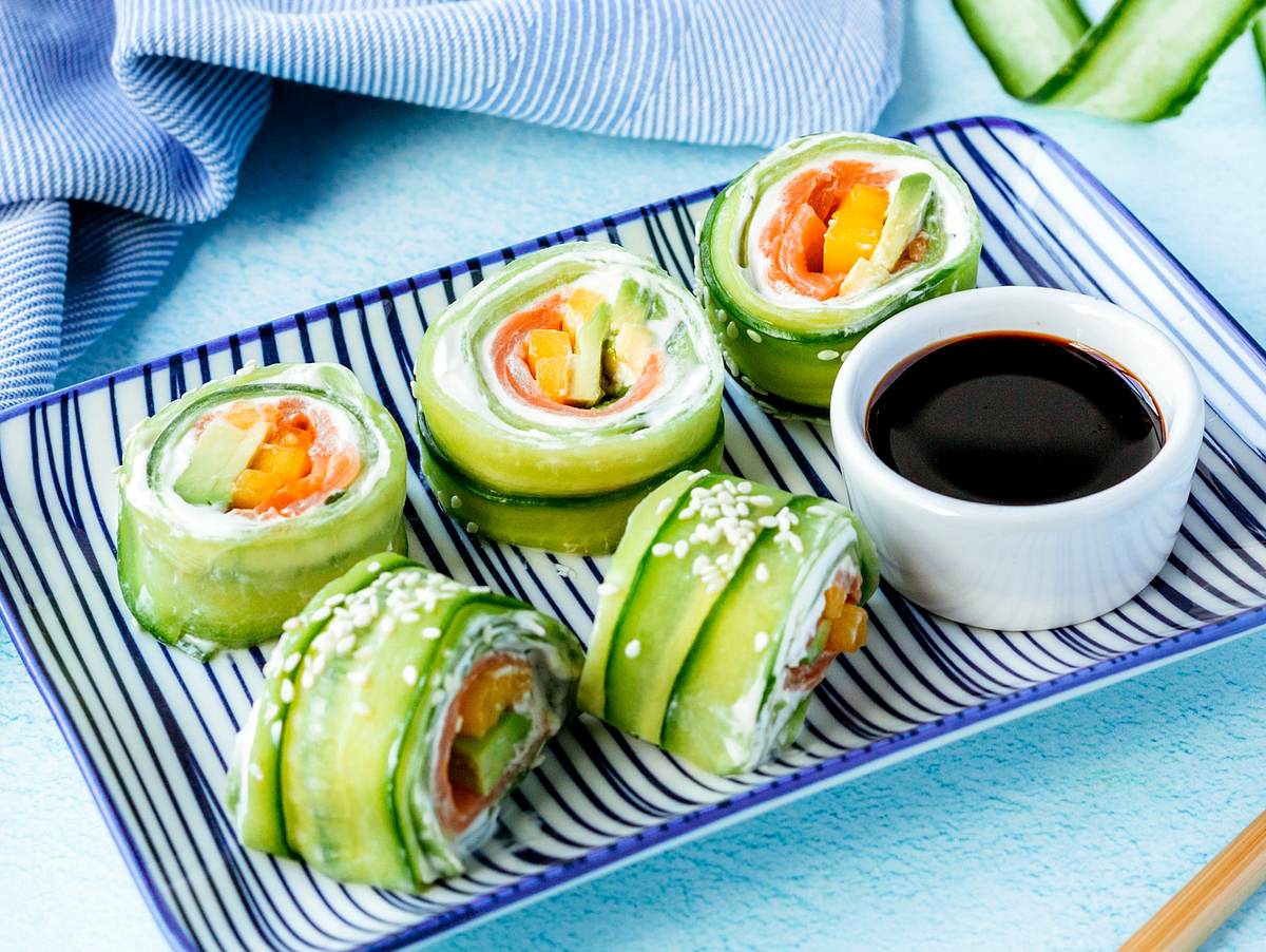 Gurken-Sushi mit Frischkäse, Avocado, Mango und Lachs