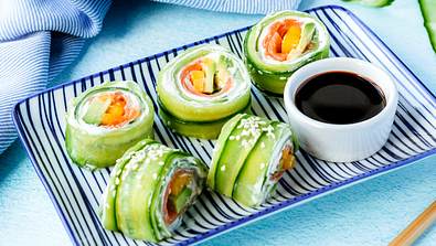 Gurken Sushi mit Frischkäse, Avocado, Mango und Lachs - Foto: ShowHeroes für LECKER @ Bauer Media Group