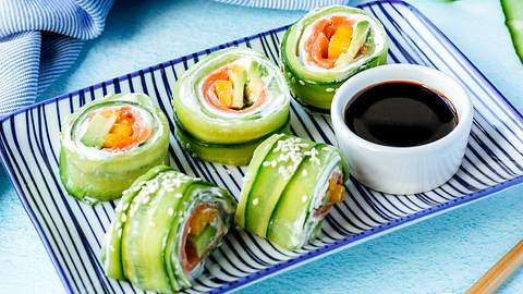 Gurken-Sushi mit Frischkäse, Avocado, Mango und Lachs - Foto: ShowHeroes