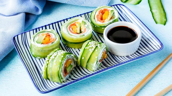 Gurken Sushi mit Frischkäse, Avocado, Mango und Lachs - Foto: ShowHeroes