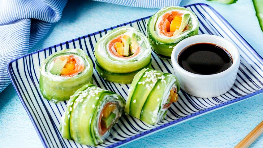 Gurken Sushi mit Frischkäse, Avocado, Mango und Lachs - Foto: ShowHeroes