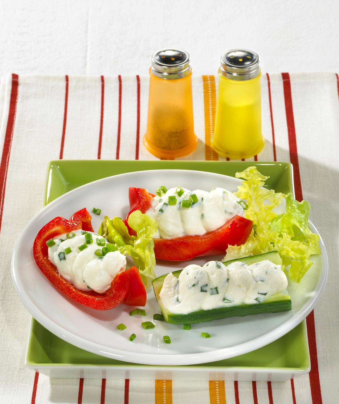 Gurken-und Paprikaschiffchen mit Schafskäse-Schnittlauch-Mousse Rezept ... Gurken-und Paprikaschiffchen mit Schafskäse-Schnittlauch-Mousse Rezept ...