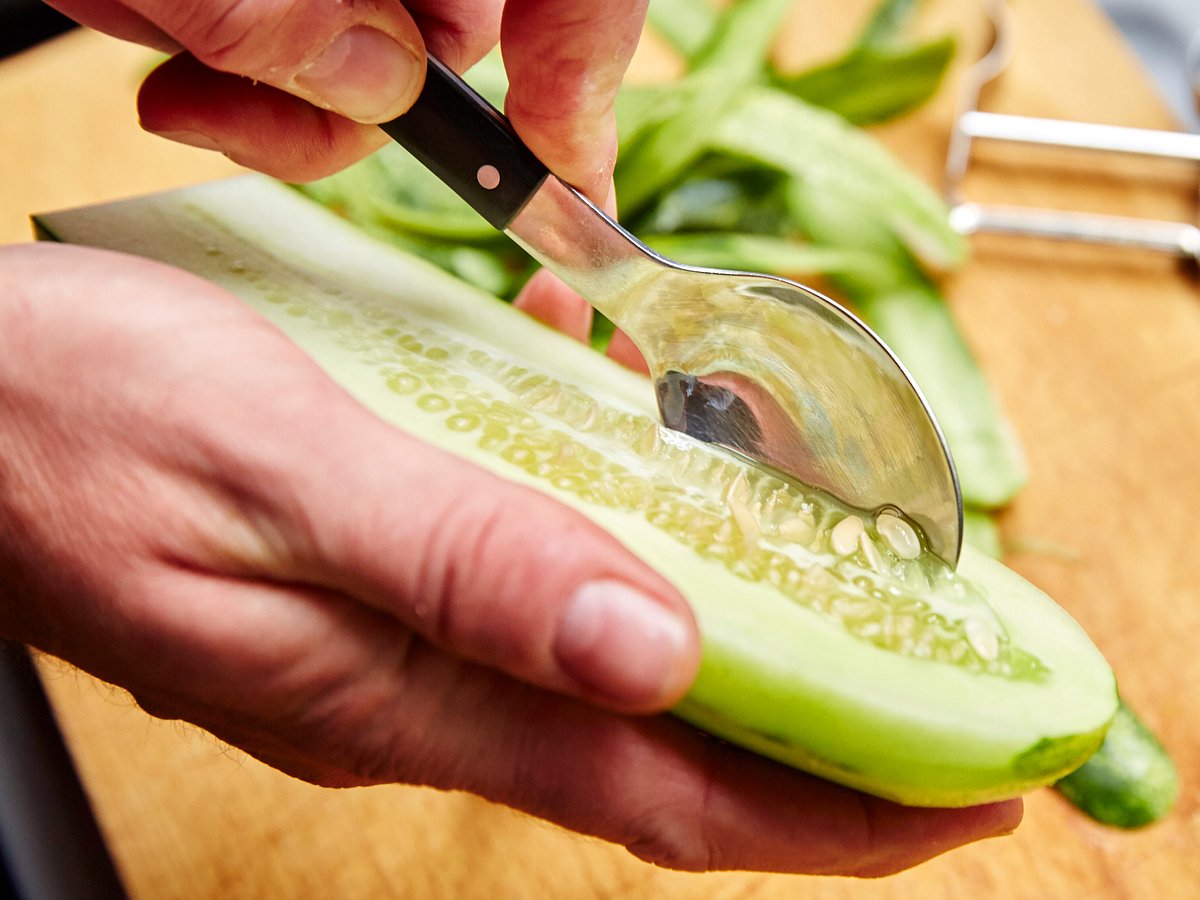 Gurkenkerne herauskratzen Gurkenkerne werden mit einem Esslöffel herausgekratzt.