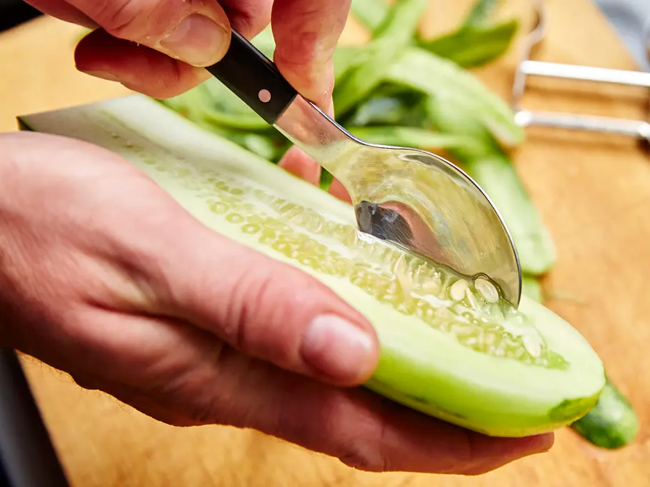 Gurkenkerne herauskratzen Gurkenkerne werden mit einem Esslöffel herausgekratzt.