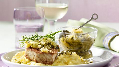 Gurkenrelish mit Thunfischsteak und Polenta Rezept - Foto: House of Food / Bauer Food Experts KG