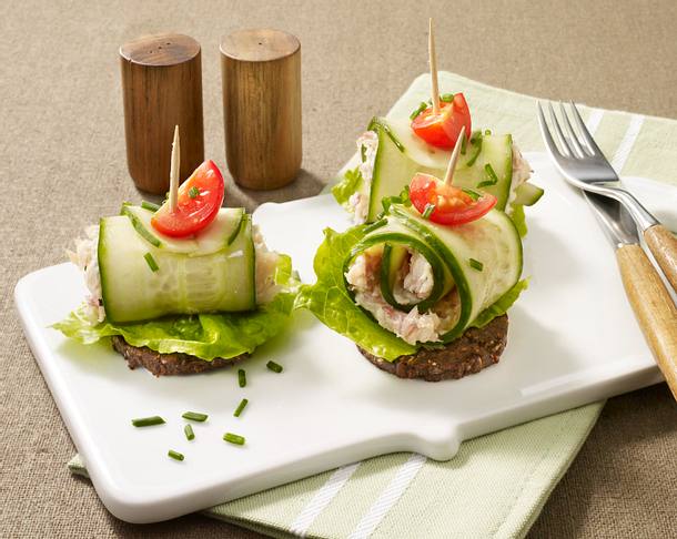 Gurkenröllchen mit Forellen-Meerrettichcreme auf Pumpernickeltaler Rezept Gurkenröllchen mit Forellen-Meerrettichcreme auf Pumpernickeltaler Rezept
