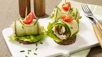 Gurkenröllchen mit Forellen-Meerrettichcreme auf Pumpernickeltaler Rezept - Foto: Först, Thomas