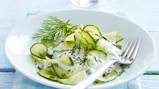 Gurkensalat mit Schmand und Dill - Foto: LECKER @ Bauer Media Group Gurkensalat mit Schmand und Dill - Foto: LECKER @ Bauer Media Group