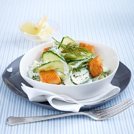Gurkensalat mit Dillrahm und Lachswürfeln Rezept
