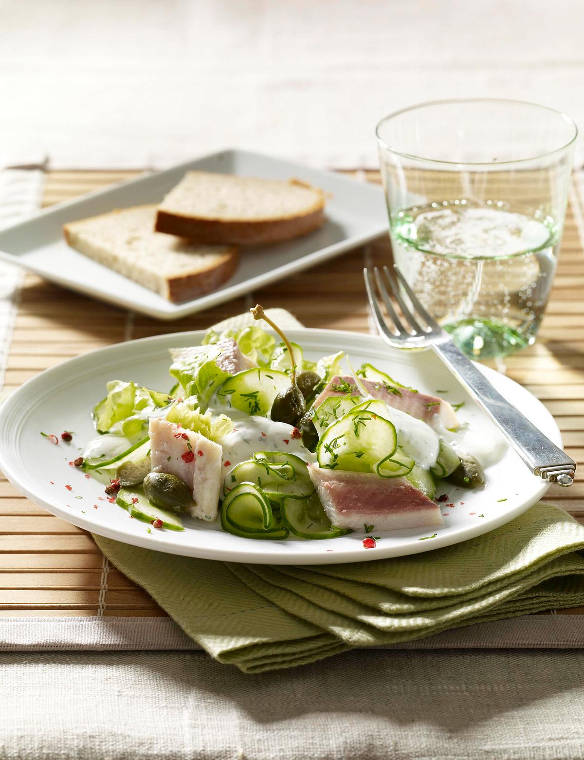 Gurkensalat mit Forellenfilet, Kapern und Joghurt-Dill-Soße Rezept