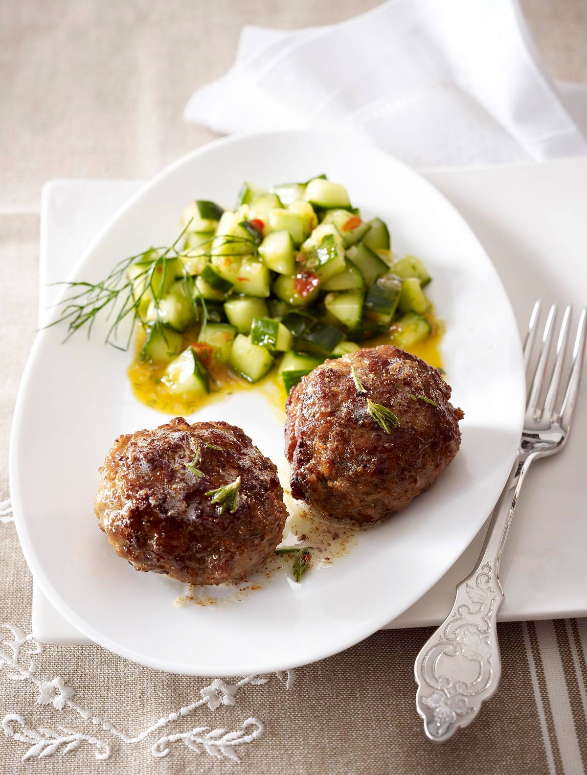 Gurkensalat mit Kalbsfrikadelle (Frank Rosin) Rezept