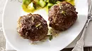Gurkensalat mit Kalbsfrikadelle von Frank Rosin - Foto: House of  Food / Bauer Food Experts KG