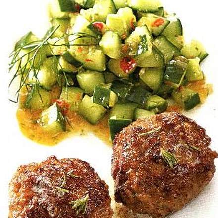 Gurkensalat mit Kalbsfrikadellen Rezept Gurkensalat mit Kalbsfrikadellen Rezept