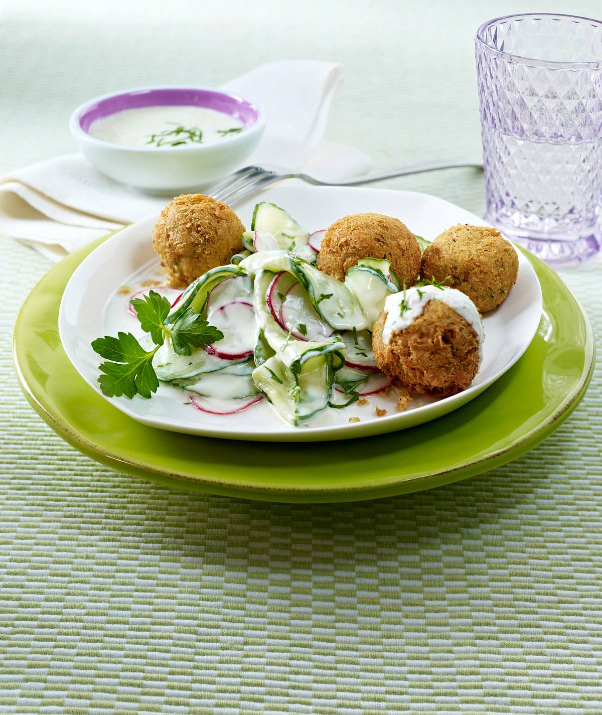 Gurkensalat mit Radieschen in Wasabi-Joghurt-Dressing und Falafel Rezept