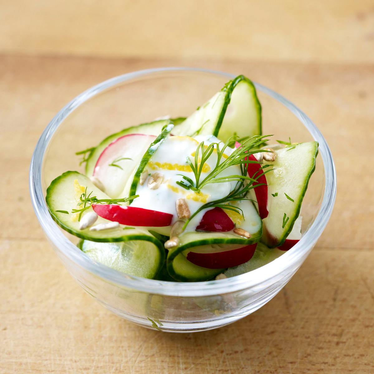 Gurkensalat mit Radieschen und Sonnenblumenkernen Rezept