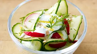 Gurkensalat mit Radieschen und Sonnenblumenkernen Rezept - Foto: LECKER @ Bauer Media Group Gurkensalat mit Radieschen und Sonnenblumenkernen Rezept - Foto: LECKER @ Bauer Media Group