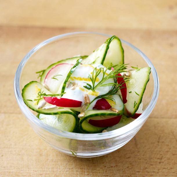 Gurkensalat mit Römersalat und Lachs Rezept Gurkensalat mit Römersalat und Lachs Rezept