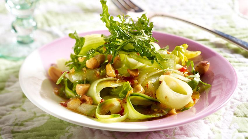 Gurkensalat mit Sambal-Vinaigrette Rezept - Foto: House of Food / Bauer Food Experts KG