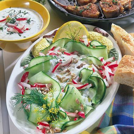 Gurkensalat mit Tsatsiki-Soße Rezept Gurkensalat mit Tsatsiki-Soße Rezept