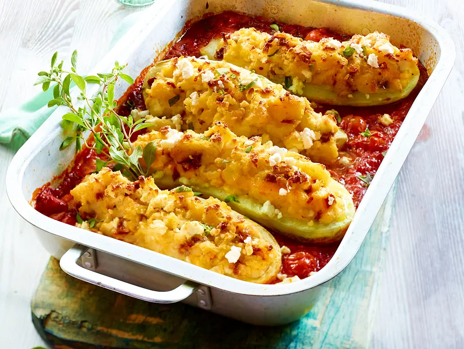 Gurkenschiffchen auf Feta-Tomatensoße Rezept Gurkenschiffchen auf Feta-Tomatensoße Rezept