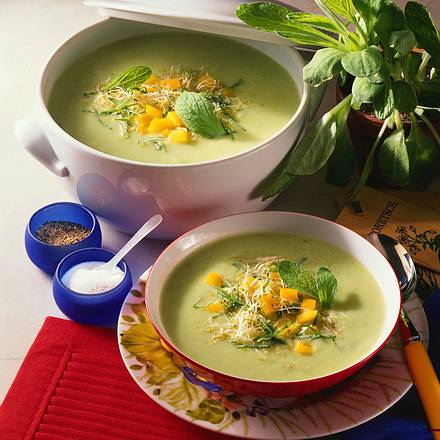 Gurkensuppe mit Borretsch und Alfalfa-Sprossen Rezept Gurkensuppe mit Borretsch und Alfalfa-Sprossen Rezept