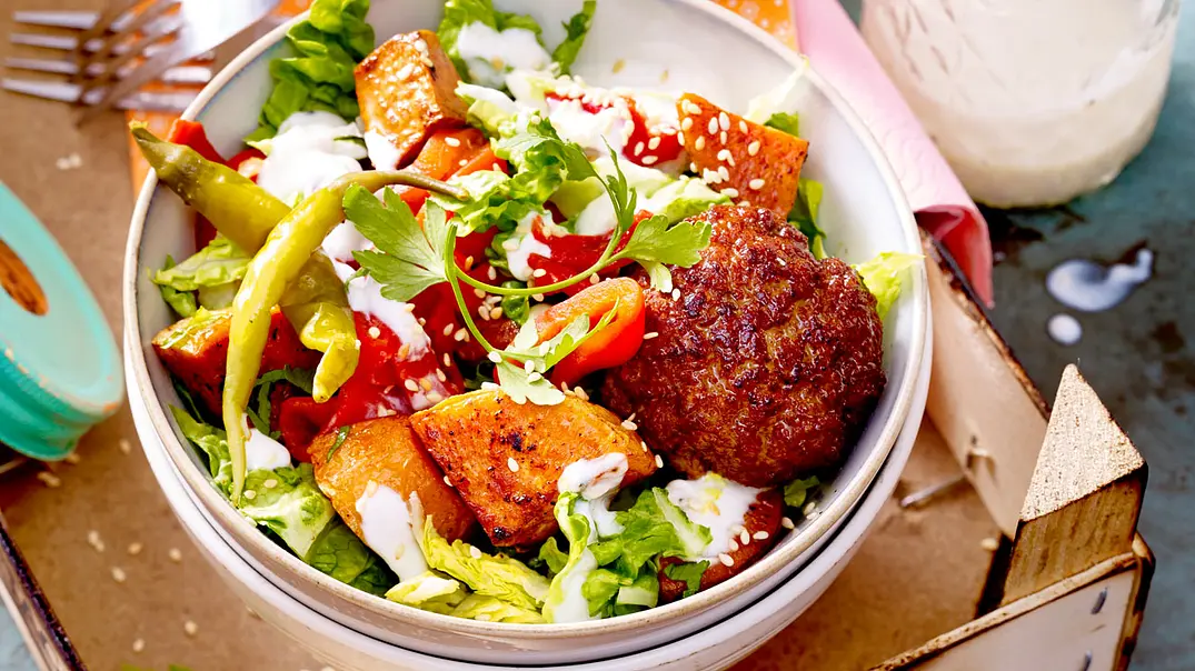 „Gut durch den Nachmittag“-Süßkartoffelsalat Rezept - Foto: LECKER @ Bauer Media Group