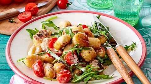 Gut gegen Fernweh: Gnocchi in Tomaten-Käse-Soße Rezept - Foto: House of Food / Bauer Food Experts KG