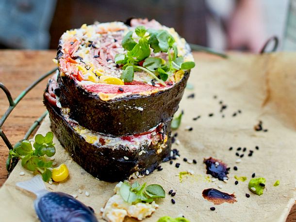 Gute-Laune-Jumbosushi mit Mais und Roastbeef Rezept Gute-Laune-Jumbosushi mit Mais und Roastbeef Rezept